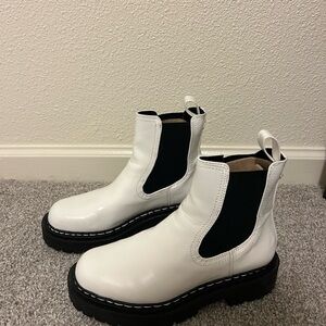 Circus by Sam Edelman White Effie Faux Leather Round Toe Chelsea Boots size 8